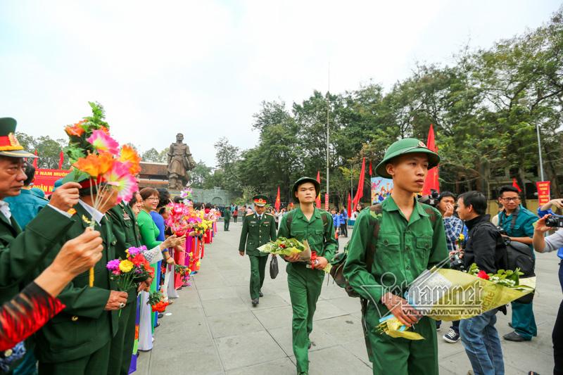 Phút bịn rịn tiễn tân binh Hà Nội lên đường nhập ngũ-11