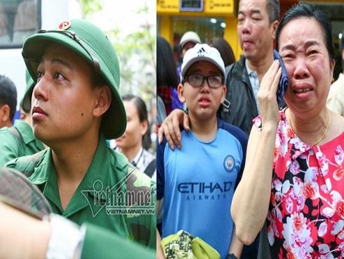 Clip ông bố trẻ ôm con nhỏ khóc nức nở trước khi lên đường nhập ngũ gây xúc động-3