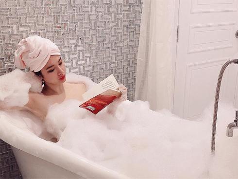 Dân mạng thắc mắc Angela Phương Trinh lật sách kiểu gì khi tay ướt nhẹp và đầy xà phòng?