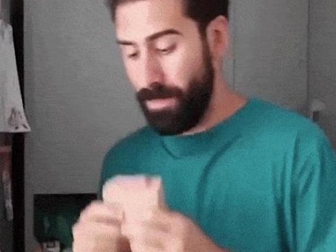 Không nhịn được cười với em bé bị... gà truy đuổi-1