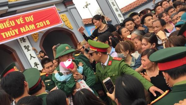 Clip ông bố trẻ ôm con nhỏ khóc nức nở trước khi lên đường nhập ngũ gây xúc động-1