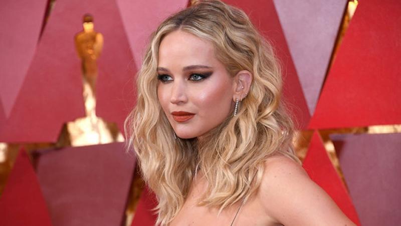 Chàng trai Việt tút tát cho loạt sao thế giới, giúp Jennifer Lawrence hút hồn tại Oscar 2018-2