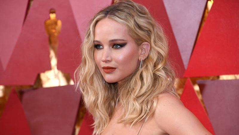 Chàng trai Việt tút tát cho loạt sao thế giới, giúp Jennifer Lawrence hút hồn tại Oscar 2018-2