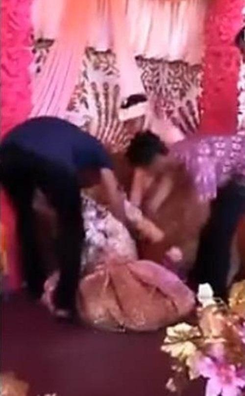 Bị ép lấy người không yêu, cô dâu ôm chặt bạn trai cũ khóc như mưa trong đám cưới-2