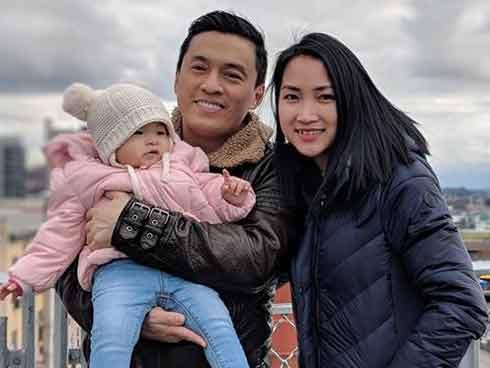 Vợ chồng Lam Trường tự tay nấu nướng chuẩn bị lễ thôi nôi cho con gái yêu