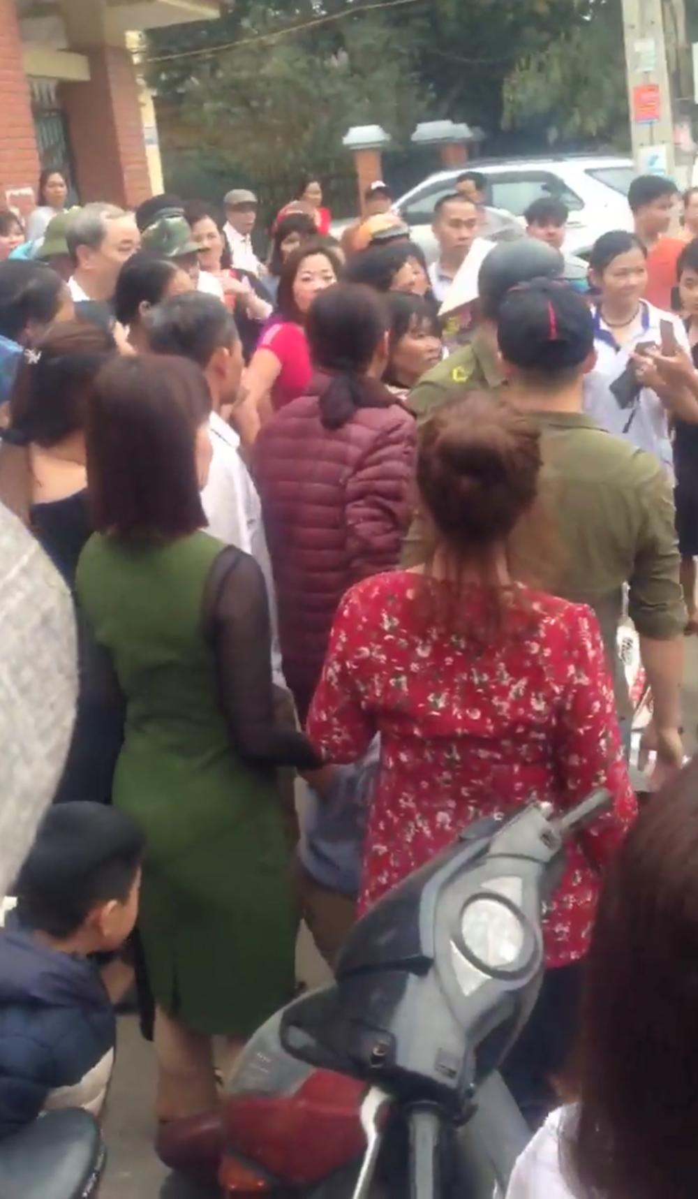 Lùm xùm vụ nghi bắt cóc trẻ em ngay tại trường học-2