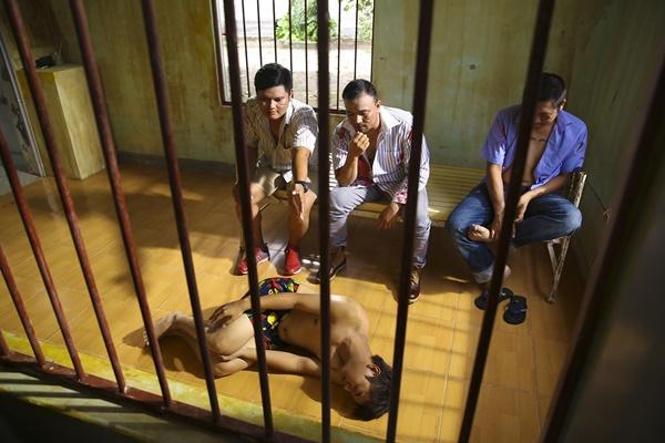 Hoài Lâm bị lột sạch đồ, hành hạ bầm dập trong Cô nàng ngổ ngáo bản Việt-11