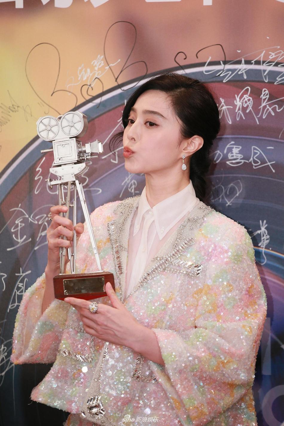 Bị truyền thông nghi ngờ em trai chính là con riêng, Phạm Băng Băng mắng: Thật không có đạo lý!-1