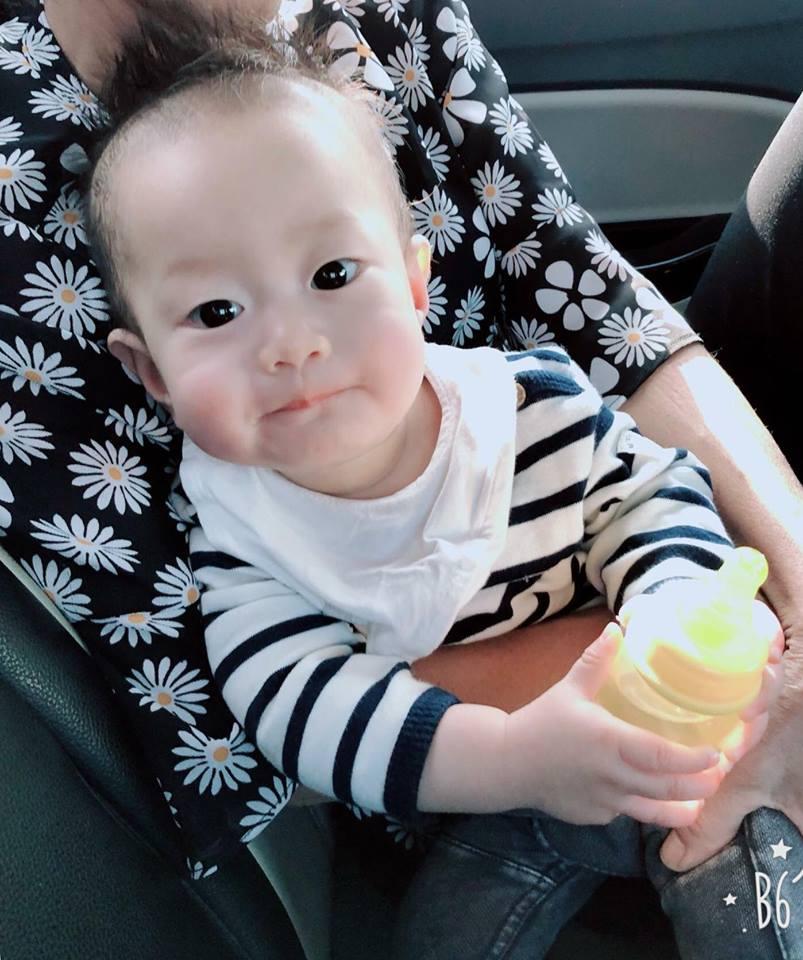 Chẳng giống những bà mẹ khác, bà xã Việt Anh cười hơ hớ trong khoảnh khắc nhìn thấy con trai vì nhìn giống chuột nhắt-3