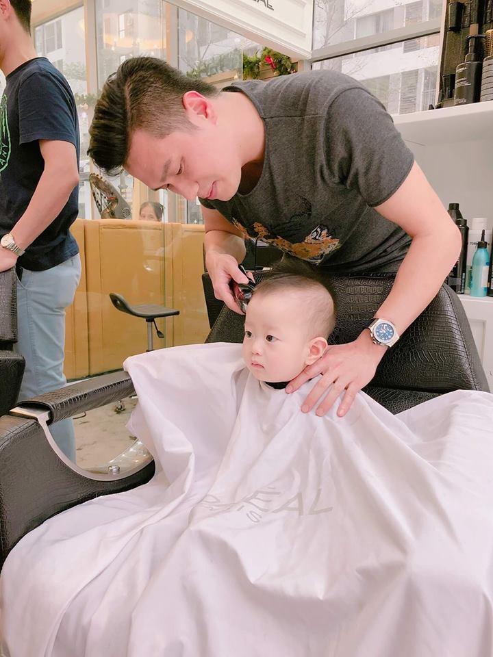 Chẳng giống những bà mẹ khác, bà xã Việt Anh cười hơ hớ trong khoảnh khắc nhìn thấy con trai vì nhìn giống chuột nhắt-4