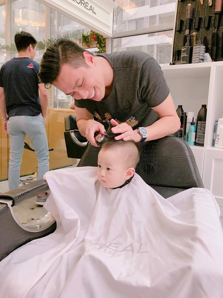 Chẳng giống những bà mẹ khác, bà xã Việt Anh cười hơ hớ trong khoảnh khắc nhìn thấy con trai vì nhìn giống chuột nhắt-5