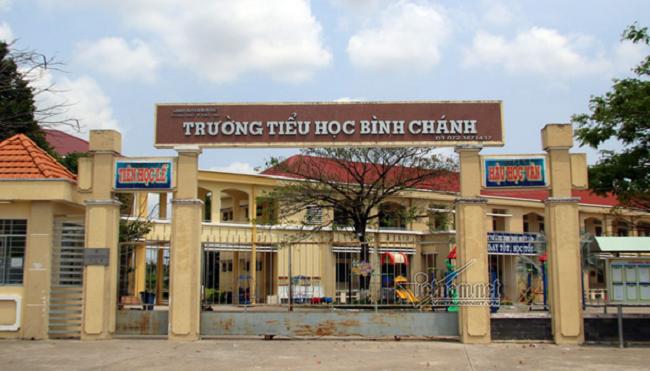 Phụ huynh bắt cô giáo quỳ gối xin lỗi: Tôi không ép, cô giáo tự quỳ-1