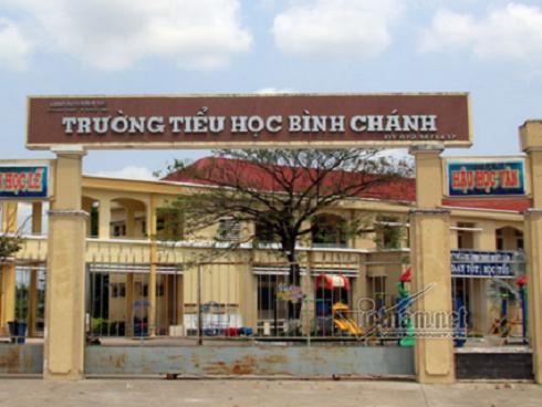 Phụ huynh bắt cô giáo quỳ gối xin lỗi: 'Tôi không ép, cô giáo tự quỳ'