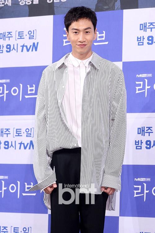 Sao Hàn 6/3: Mẹ Kim Tan U50 Kim Sung Ryung khoe ngực vô cùng quyến rũ trên tạp chí-4