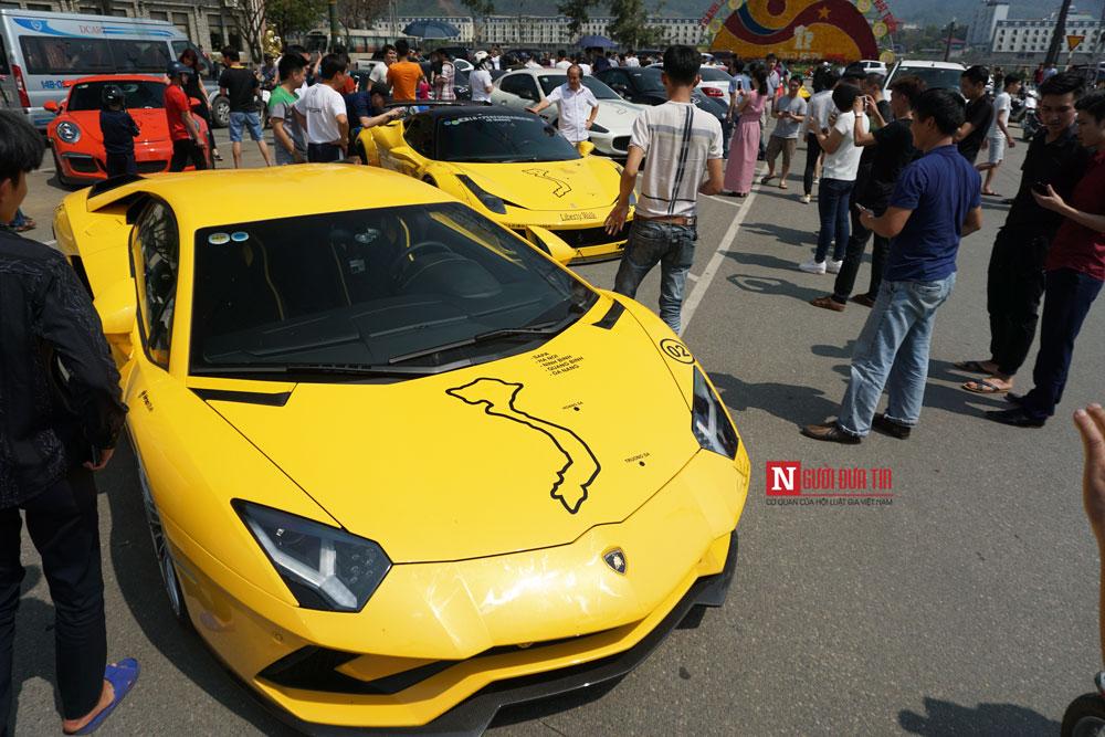 Siêu xe triệu đô của đại gia Việt gây bão phố núi Lào Cai-1