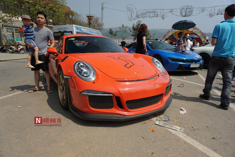 Siêu xe triệu đô của đại gia Việt gây bão phố núi Lào Cai-2