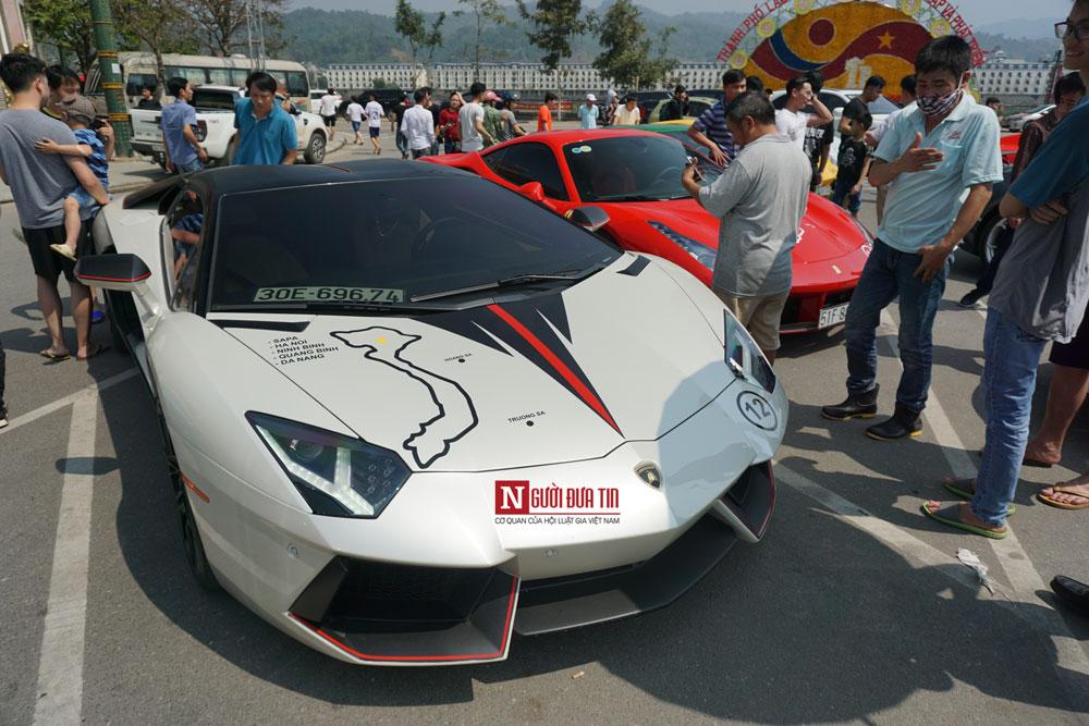 Siêu xe triệu đô của đại gia Việt gây bão phố núi Lào Cai-8