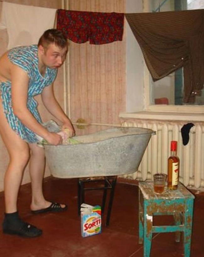 Mùng 8 tháng 3 anh em hãy xông pha làm... việc nhà-5