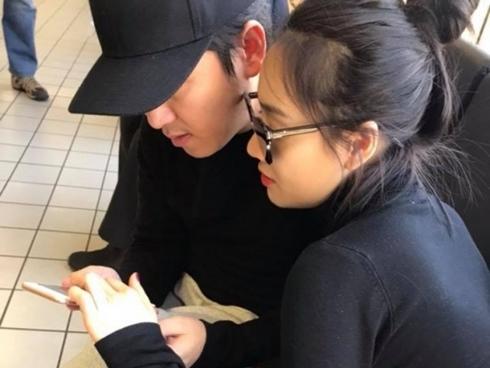 Liên tiếp xuất hiện cùng nhau, Trường Giang và Nhã Phương chẳng ngại tình tứ nơi công cộng