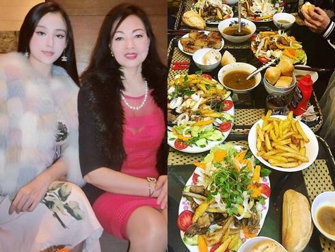 Hot girl - hot boy Việt: Huyền Baby hết lời ngợi ca món ngon do chính tay mẹ ruột nấu