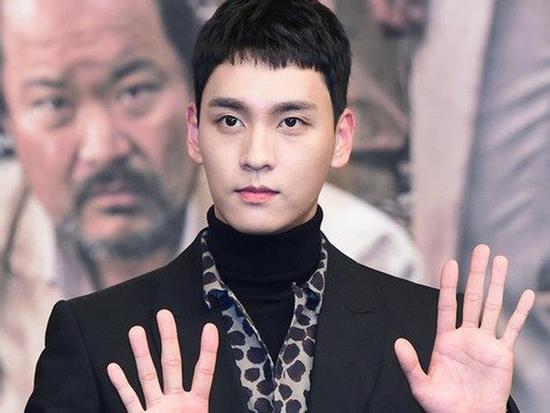 Mỹ nam Choi Tae Joon: Người 'vượt mặt' Lee Jong Suk lẫn Lee Min Ho để được nắm tay Park Shin Hye