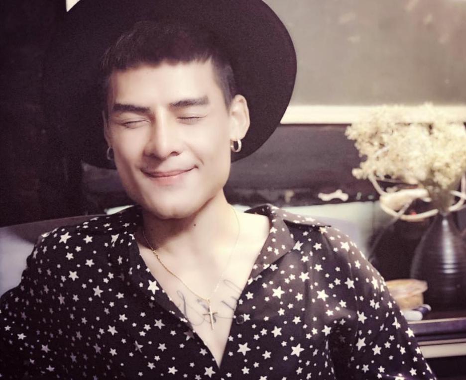 Bị chê bai chất giọng, Hoa Vinh tung clip hát trong quán karaoke-2