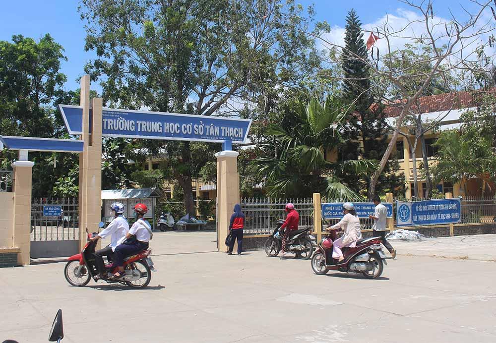 Cô giáo bị học sinh chửi, bóp cổ ngay tại lớp-1