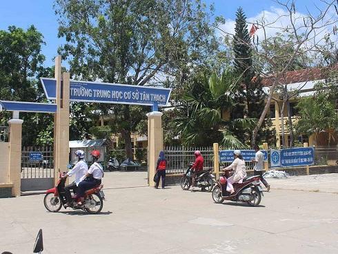 Cô giáo bị học sinh chửi, bóp cổ ngay tại lớp