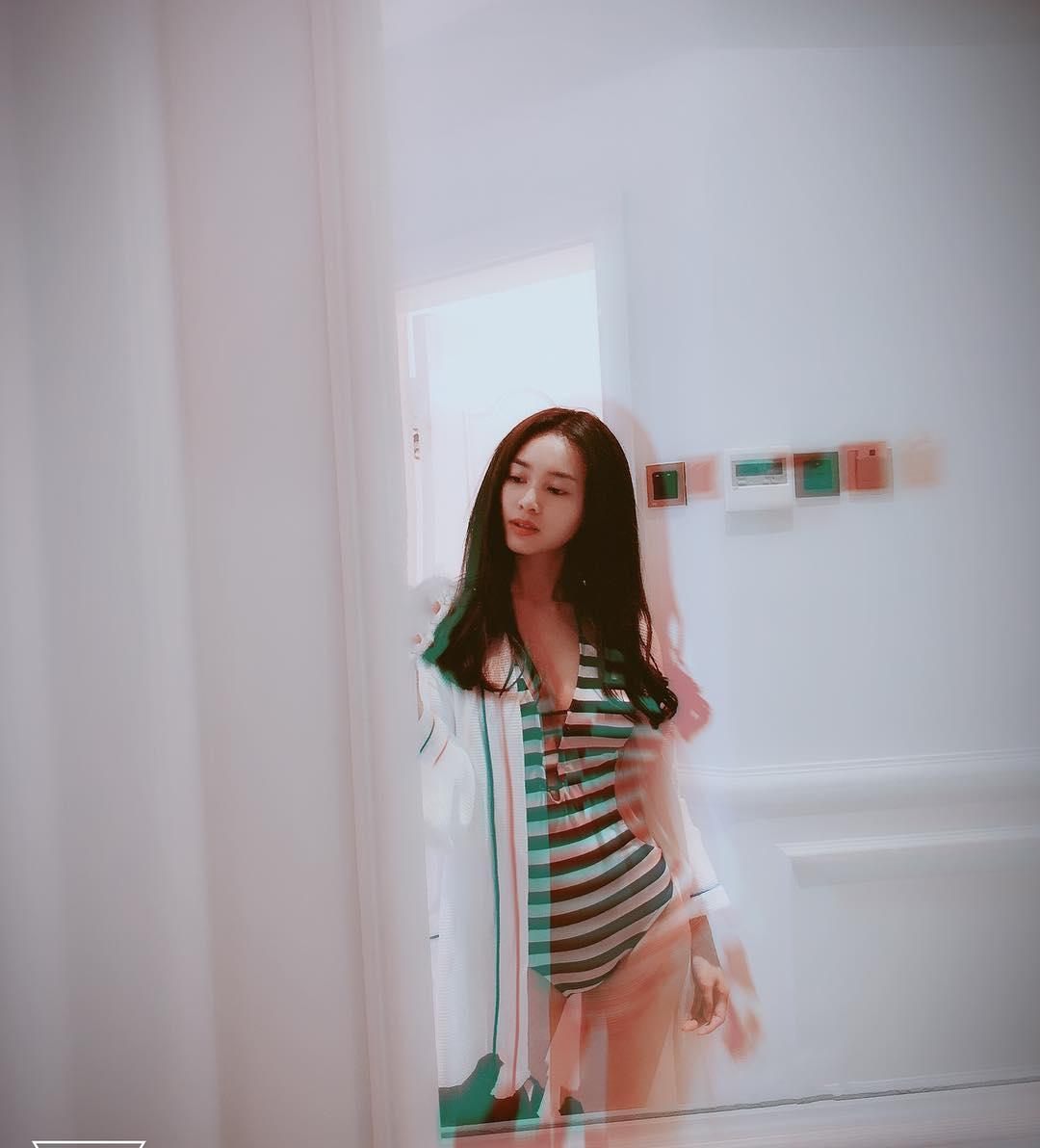 Tin sao Việt: Ninh Dương Lan Ngọc phô diễn hình thể với bikini để chứng minh không lép-1