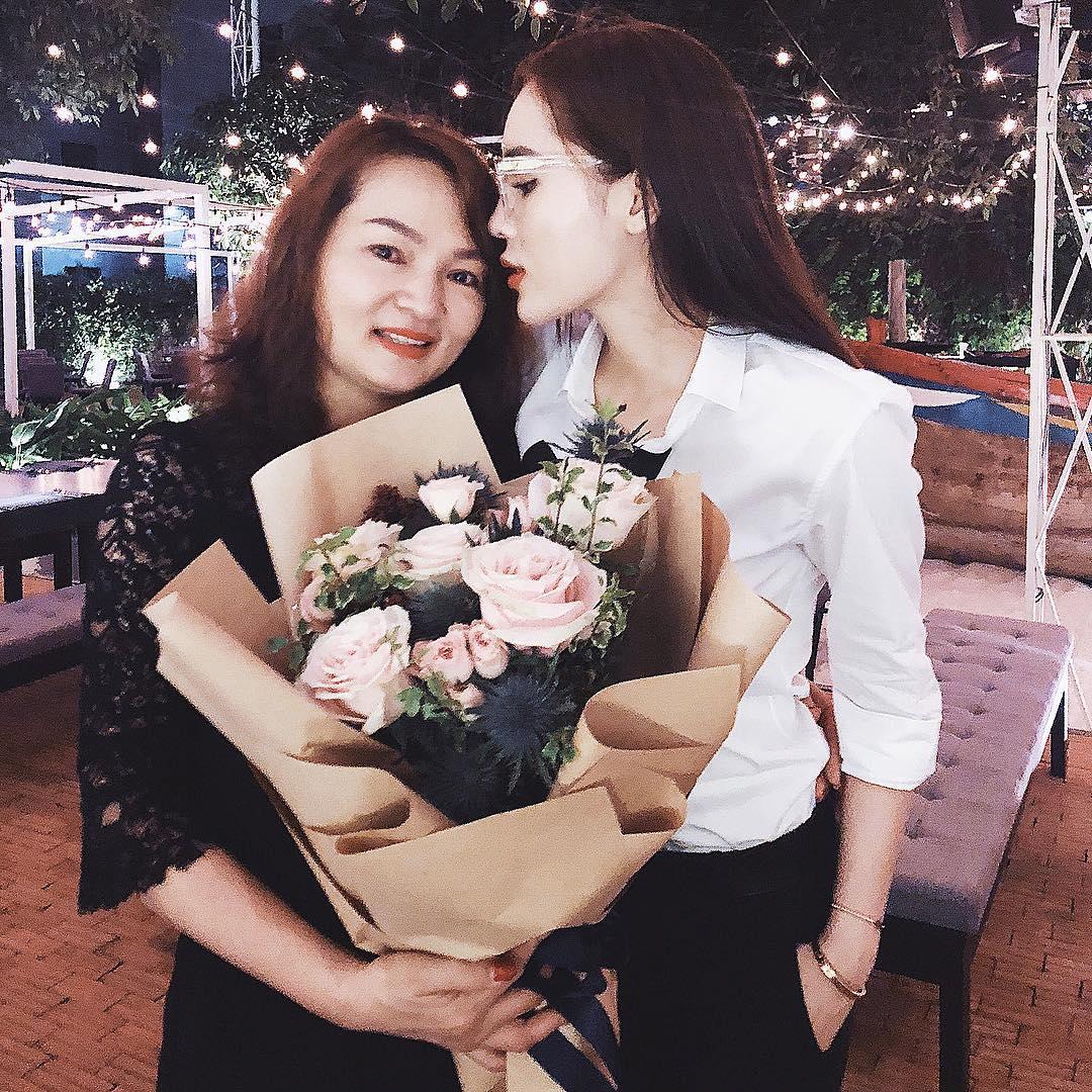 Tin sao Việt: Ninh Dương Lan Ngọc phô diễn hình thể với bikini để chứng minh không lép-7