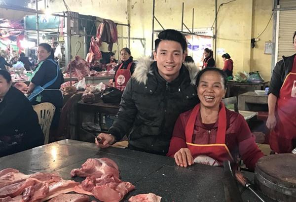 Mẹ của các cầu thủ U23 lặng người xúc động vì món quà 8/3 ý nghĩa của con trai-4