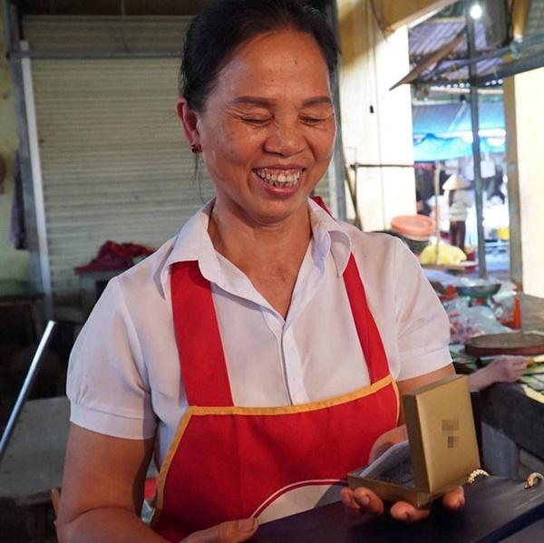 Mẹ của các cầu thủ U23 lặng người xúc động vì món quà 8/3 ý nghĩa của con trai-5