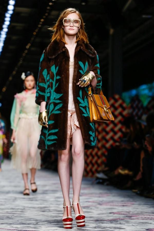 Tung ảnh với bikini nóng bỏng, Hương Giang bị soi đến tận đôi giày!-10