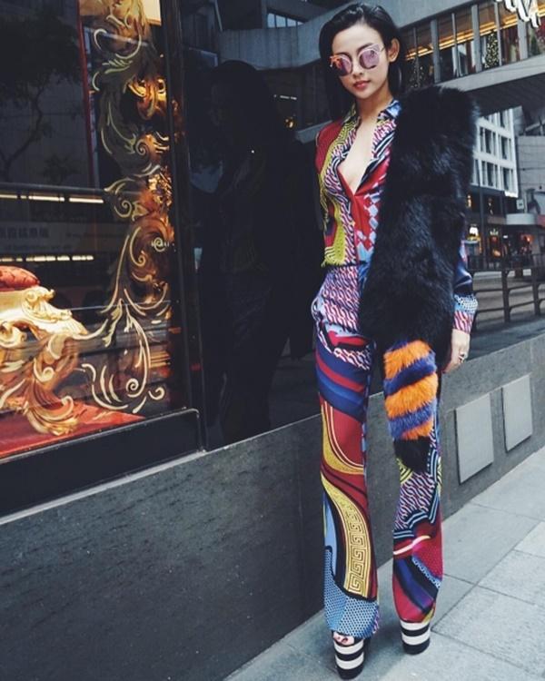 Tung ảnh với bikini nóng bỏng, Hương Giang bị soi đến tận đôi giày!-9