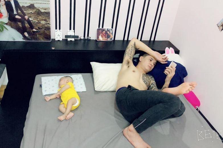 Hot girl - hot boy Việt: Bỏ con một mình xem điện thoại, ông xã vẫn được Thu Hương dành lời yêu thương-1