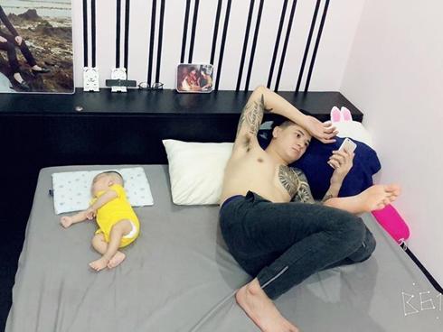 Hot girl - hot boy Việt: Bỏ con một mình xem điện thoại, ông xã vẫn được Thu Hương dành lời yêu thương