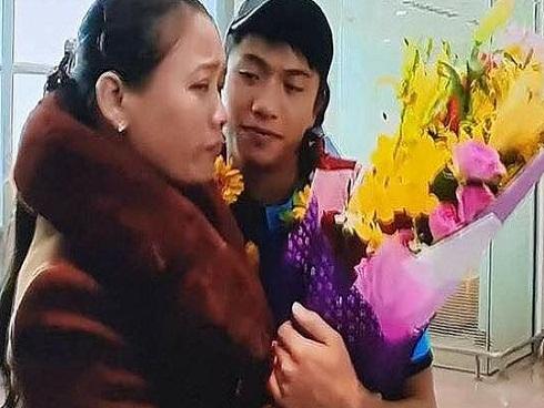 Món quà muộn ngày 8/3 của Văn Đức U23 khiến người mẹ xúc động