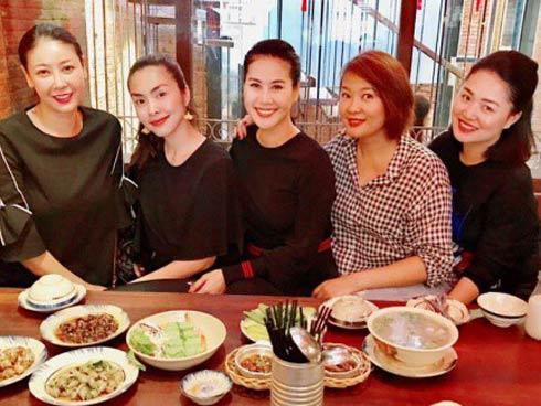 Hà Tăng khéo léo mặc đồ rộng, nép vào người bạn thân che bụng bầu lần 3?