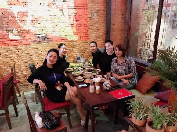 Hà Tăng khéo léo mặc đồ rộng, nép vào người bạn thân che bụng bầu lần 3?-1