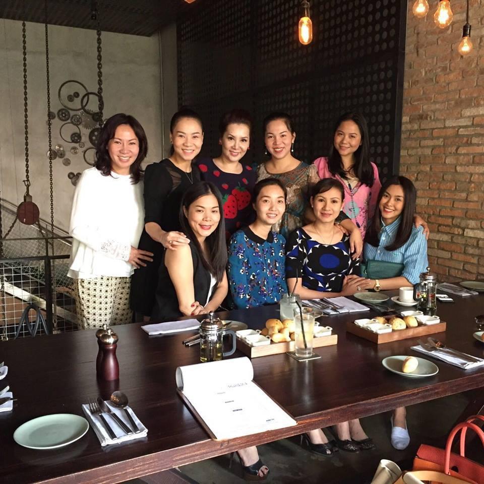 Hà Tăng khéo léo mặc đồ rộng, nép vào người bạn thân che bụng bầu lần 3?-3