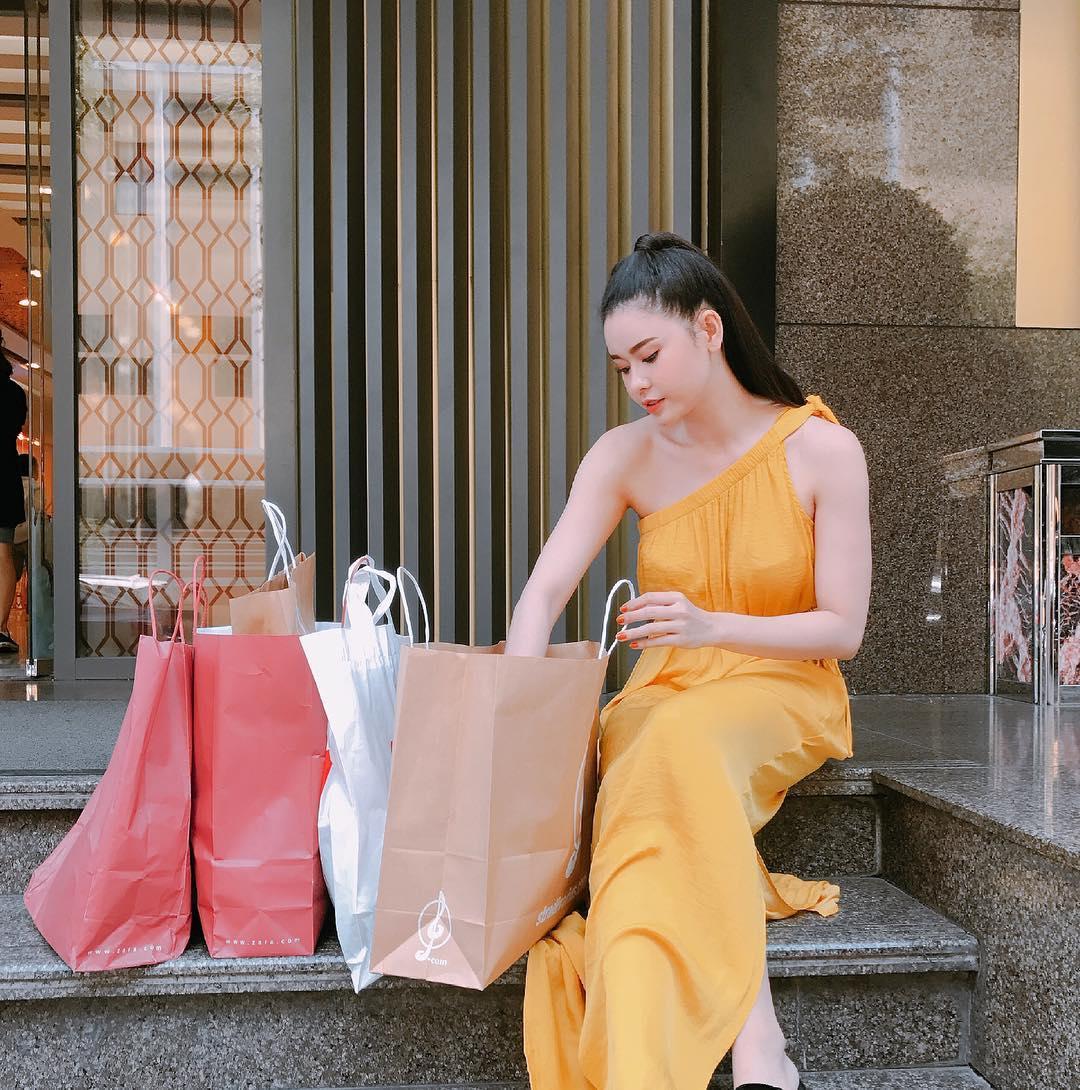 Tin sao Việt: Ngọc Trinh khoe quà 8/3 được người anh yêu nhất tặng-4