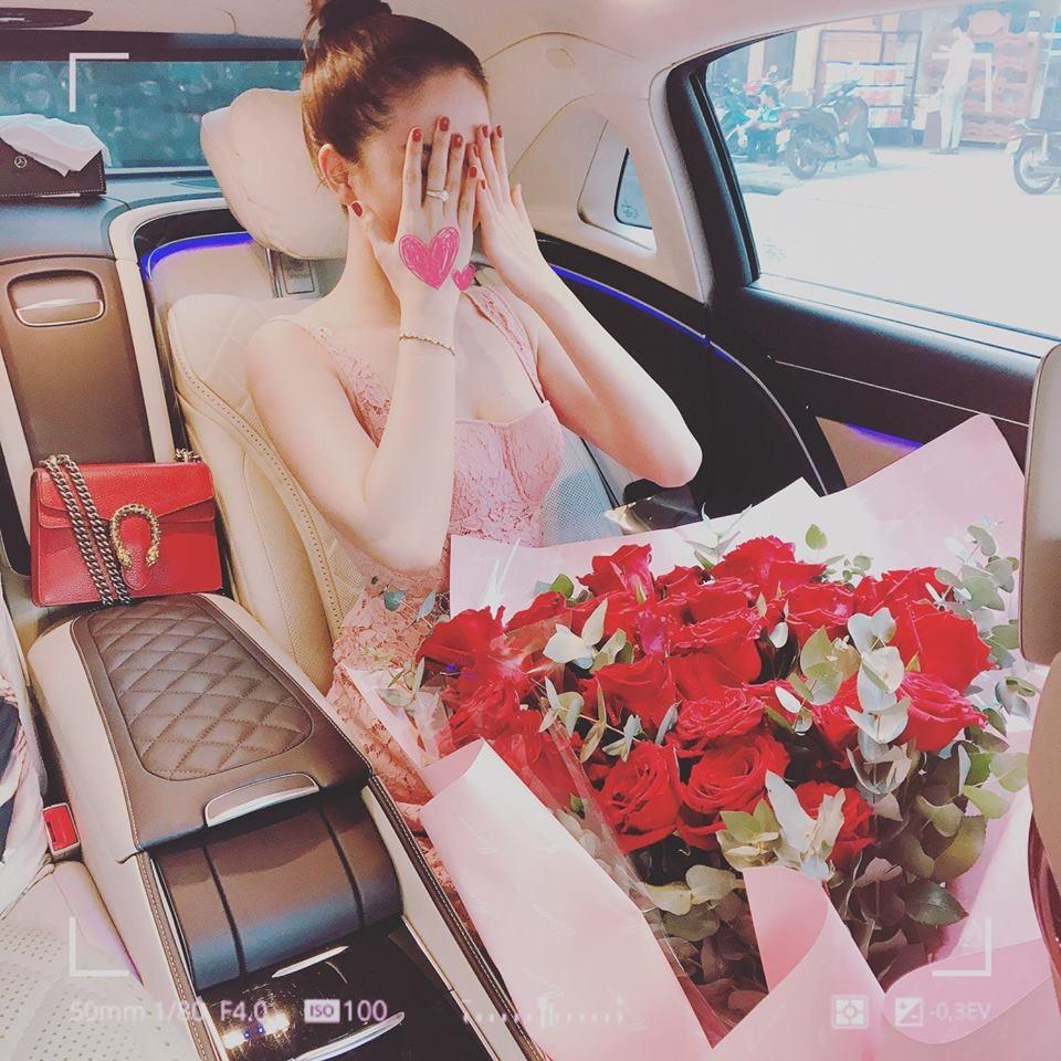 Tin sao Việt: Ngọc Trinh khoe quà 8/3 được người anh yêu nhất tặng-1
