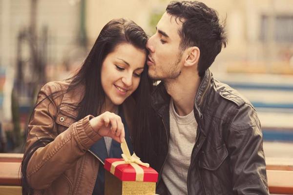 Phản ứng của 12 cô nàng hoàng đạo khi nhận được quà 8/3 như ý-2