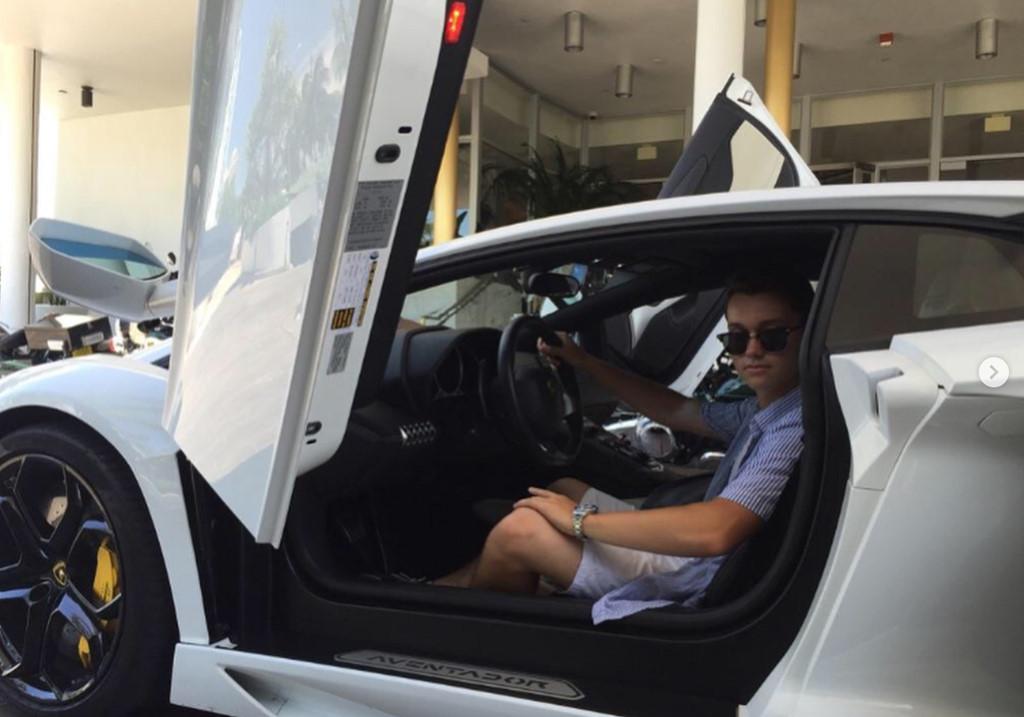 Cuộc sống xa hoa của các triệu phú tiền ảo-9