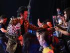 Trấn Thành, Hoài Linh khiến hàng trăm khán giả nữ phấn khích với màn tặng hoa cực ga-lăng