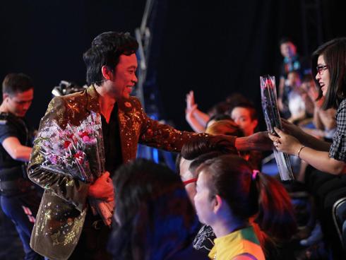 Trấn Thành, Hoài Linh khiến hàng trăm khán giả nữ phấn khích với màn tặng hoa cực ga-lăng