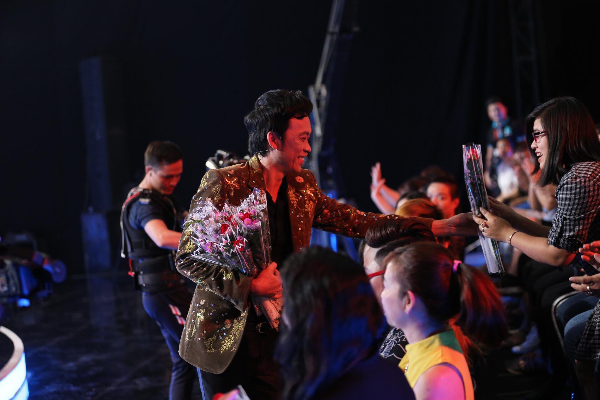 Trấn Thành, Hoài Linh khiến hàng trăm khán giả nữ phấn khích với màn tặng hoa cực ga-lăng-1