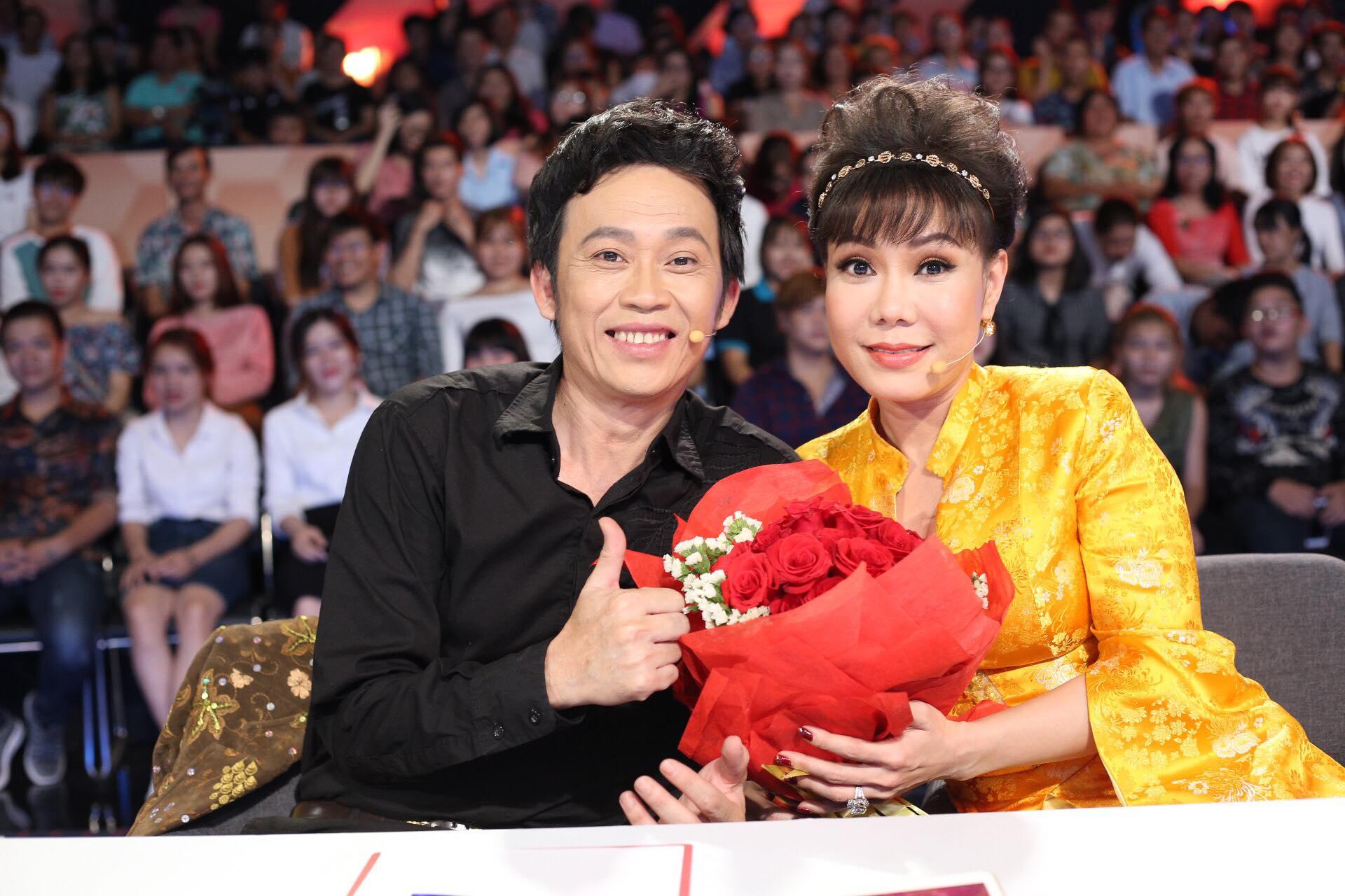 Trấn Thành, Hoài Linh khiến hàng trăm khán giả nữ phấn khích với màn tặng hoa cực ga-lăng-2