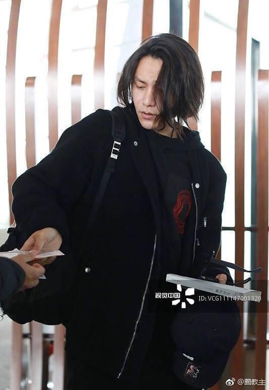 Ngoại hình tuổi 42 của mỹ nam Kim phấn thế gia Trần Khôn khiến nhiều fan hốt hoảng: Mặt bơ phờ, tóc dài như... bà thím-2