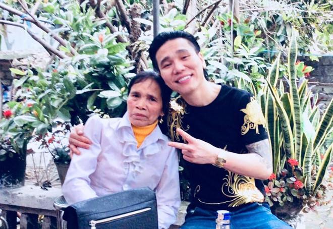 Quản lý và vợ Châu Việt Cường bác tin nam ca sĩ không gửi tiền về quê giúp mẹ: Mẹ anh ấy không bình thường-4